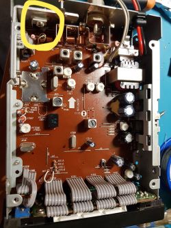 Wnętrze urządzenia CB radia z zaznaczonym fragmentem.