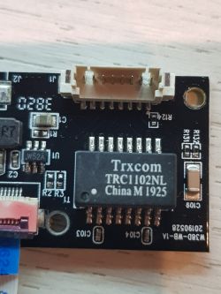 Część płytki drukowanej z układem scalonym Trxcom TRC1102NL.