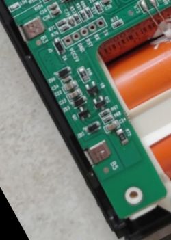 Fragment płytki PCB z baterii odkurzacza Silvercrest z widocznymi rezystorami SMD