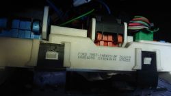 Moduł elektryczny w samochodzie z widocznymi złączami i oznaczeniem Forda