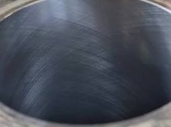 Wnętrze cylindra silnika z widocznym szlifem krzyżowym na ściankach