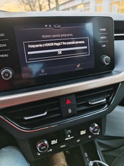 Komunikat o zerwaniu połączenia z HONOR Magic7 Pro na ekranie systemu Skoda.