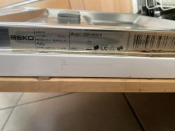 Tabliczka znamionowa zmywarki Beko DSN6532x z danymi technicznymi.