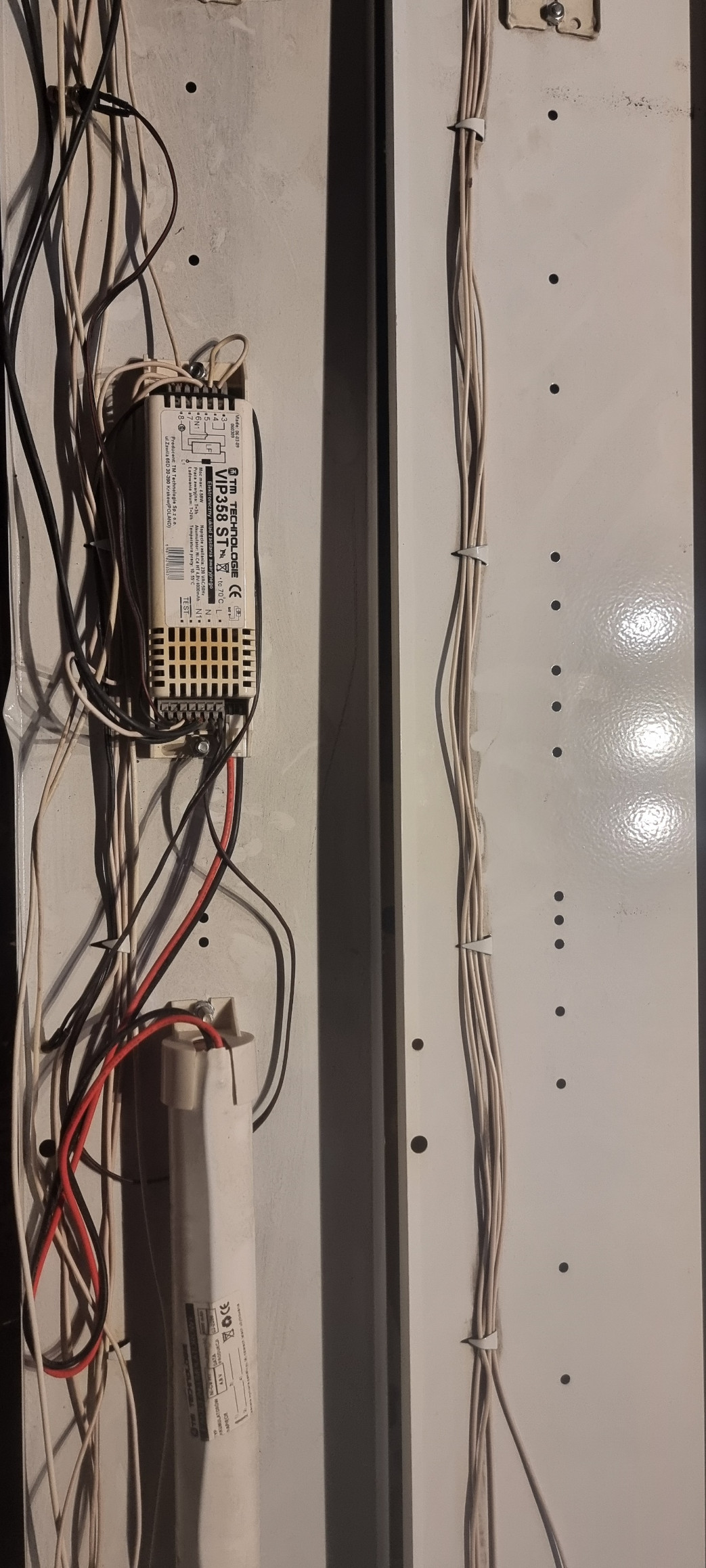 Jak podłączyć przewody w lampie Codar 2x58W Lena Lighting?