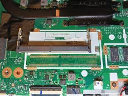 Zbliżenie płyty głównej laptopa z dwoma gniazdami RAM SO‑DIMM i etykietą Lenovo