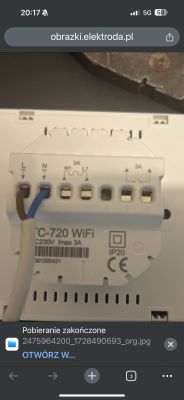 Widok zbliżony na podłączenia przewodów w urządzeniu TC-720 WiFi.