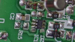 Zbliżenie na fragment płytki PCB z komponentami SMD i układem scalonym oznaczonym „01M-P55 DP”.
