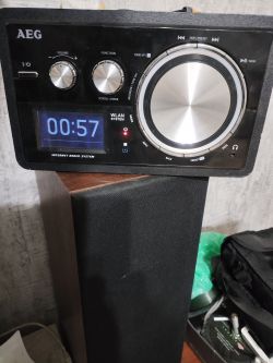 Radio internetowe AEG IR4430 z wyświetlaczem pokazującym godzinę 00:57.