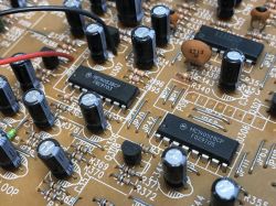Widok na płytkę PCB tunera satelitarnego z widocznymi układami scalonymi MC14052BCP i MC14053BCP.