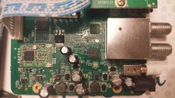 Płyta główna odbiornika satelitarnego Zgemma H9.2S z widocznymi elementami elektronicznymi, w tym kondensatorami i złączami.