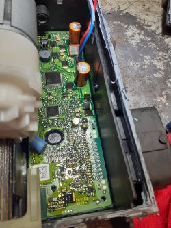 Kontynuacja naprawy modułu hamulca postojowego w Toyota T27 - wymiana elementów, odczyt błędów OBD