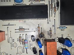 Uszkodzona płytka PCB z przypalonymi rezystorami i tranzystorami SOT-23
