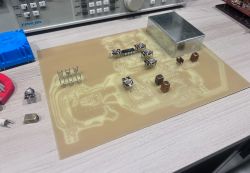 Ręcznie wykonana płytka PCB z częściowo zamontowanymi podzespołami elektronicznymi