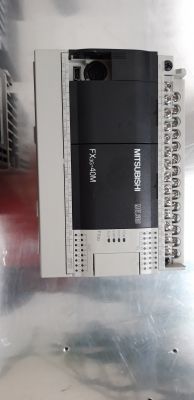 Moduł logiczny Mitsubishi FX3G-40M na metalowym tle