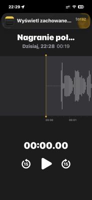 Zrzut ekranu iPhone: odtwarzanie „Nagranie połączenia” z wykresem fali i przyciskiem play.