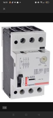 Wyłącznik silnikowy Legrand z pokrętłem i oznaczeniami elektrycznymi.