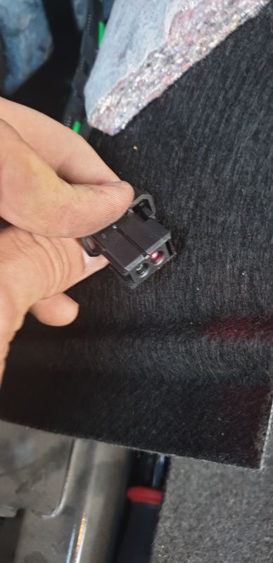 BMW E60 - Czy istnieje i jak nazywa się taka zaślepka światłowodu?