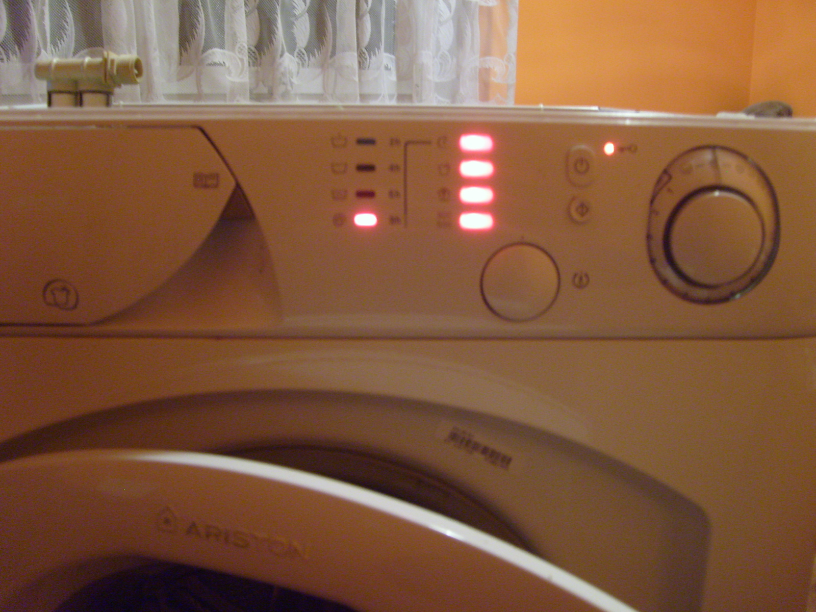 Pralka Ariston AVL95 EX - Nie uruchamia się (świecą się kontrolki)