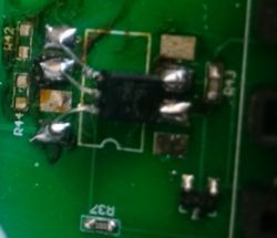 Zbliżenie na lutowanie elementów elektronicznych na płytce PCB.
