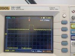 Ekran oscyloskopu z przebiegiem prostokątnym o częstotliwości 47,38 Hz