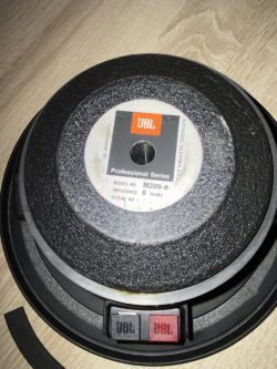 Tylna część głośnika JBL M209-8 z widocznymi złączami i etykietą.