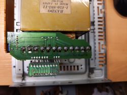 Wnętrze części wieży SONY MHC-4700 przedstawiające transformator i płytkę drukowaną