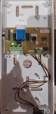 Płyta główna z elektroniki modułu CYFRAL SMART-5P z kilkoma złączami i kolorowymi przewodami wewnątrz obudowy.