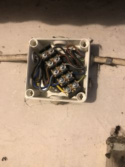 Podłączenie prądu do garażu od siły w piwnicy