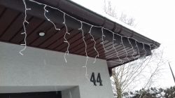 Zamontowane światełka LED na zewnętrznej elewacji budynku z numerem 44, z których ostatnie 10 sopli nie świeci.