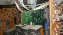 Stary telewizor Hitachi - odczytanie roku produkcji z numeru seryjnego.