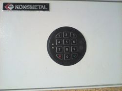 Sejf Konsmetal - nie można otworzyć po rozładowaniu baterii.