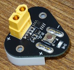 Adapter akumulatora z elementami elektronicznymi na płytce PCB