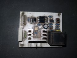 Płytka sterująca MM100 ze spawarki, z widocznymi elementami elektronicznymi na ciemnym tle.
