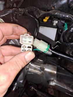 Złącze elektryczne w motocyklu Romet Ogar 202 Fi.
