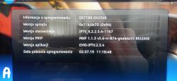 Ekran telewizora pokazujący informacje o dekoderze ADB-2840 oznaczonym jako A, w tym wersję sprzętu, sterowników i oprogramowania.