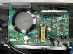 Bieżnia błąd 05 silnik buczy i ledwo rusza, działa przez 3 sekundy. Z akumulatora 18V jest ok.