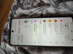 Ekran smartfona wyświetlający aplikację Kontakty w lustrzanym odbiciu