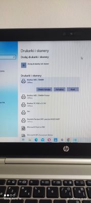 Ekran komputera z listą drukarek i skanerów, gdzie drukarka Brother MFC-7840W jest offline.