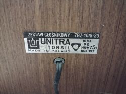 Naklejka na tylnej części głośnika Unitra Tonsil z informacjami technicznymi.