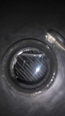 Widok wnętrza celi akumulatora z pływającą cieczą.