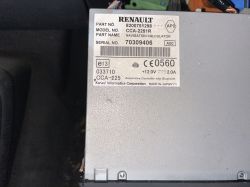 Metalowa obudowa urządzenia nawigacyjnego Renault z etykietą zawierającą informacje o modelu i numerze seryjnym.