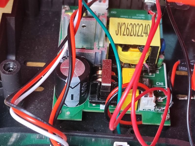 Wnętrze stacji lutowniczej Yato YT-82462 z widocznymi elementami zasilacza i okablowaniem.