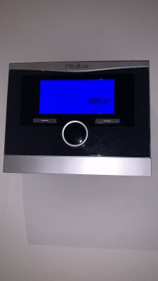 Sterownik Calormatic firmy Vaillant z podświetlanym na niebiesko wyświetlaczem.