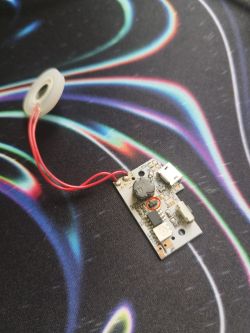 Płytka elektroniczna z przewodami i czujnikiem, na której widoczny jest uszkodzony element oznaczony kodem 3402.