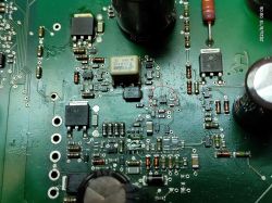 Zdjęcie układu elektronicznego z zaznaczonym elementem oznaczonym jako VK, mającym zwarcie.