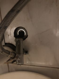 Zawór pod umywalką po wymontowaniu nie daje się przykręcić