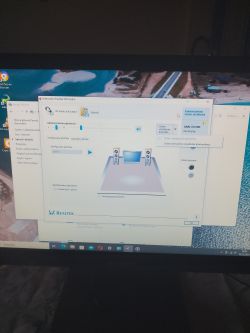 Okno programu Realtek HD Audio Manager na ekranie komputera pokazujące ustawienia dźwięku.
