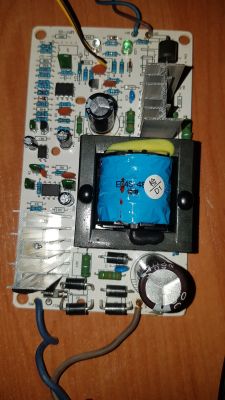 Płytka drukowana ładowarki z elementami elektronicznymi i transformatorami.