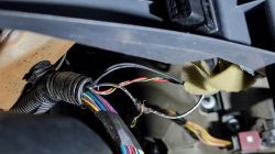 Zbliżenie na nieprofesjonalnie połączone przewody elektryczne w samochodzie.