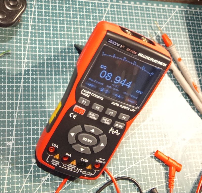 Cyfrowy multimetr Zoyi ZT-703S z ekranem pokazującym napięcie DC 8,944 mV